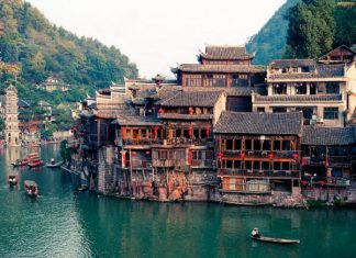 Cách để có chuyến du lịch Phượng Hoàng Cổ trấn giá rẻ